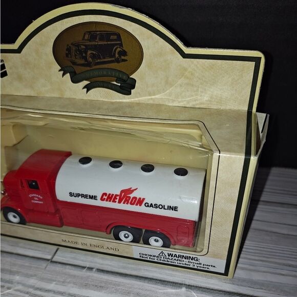 Lledo Days-Gone Chevron 1937 Six Wheel Refined Oil Truck Die Cast Collectible - Picture 5 of 8